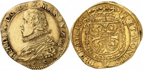 ITALIE
Mantoue, Frédéric de Gonzague. 2 Doppie or 1617.
Av. Buste habillé à gauche. Rv. Ecusson. CNI 8/10, MIR 320. 13,07 grs. 
Rarissime, petits g...