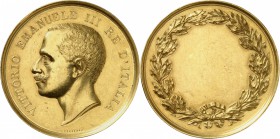 ITALIE
Victor Emmanuel III (1900-1946). Médaille en or non datée, par Speranza.
Av. Tête nue à gauche. Rv. Couronne. 47 mm, 70,56 grs. 
Pratiquemen...