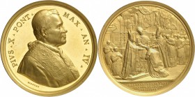 ITALIE
Vatican, Pie X (1903-1914). Médaille en or An IV (1906) célébrant la cérémonie devant l’Autel de la basilique Saint-Pierre, par Bianchi.
Av. ...