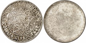 MAROC
Mohammed V (1346-1380 – 1927-1961). 20 francs 1347 H (1928), essai en argent uniface.
Av. Date dans une étoile à cinq branches. Rv. Champ liss...