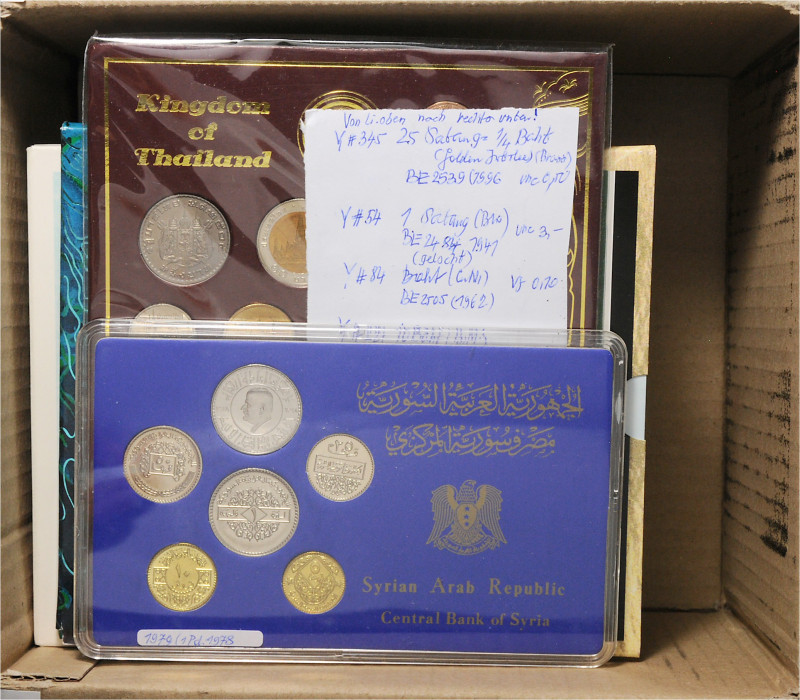 Lot
Diverse. Karton mit 19 Stück Jahressätzen, Singapor, cook Island, Lesotho, G...
