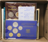 Lot
Diverse. Karton mit 19 Stück Jahressätzen, Singapor, cook Island, Lesotho, Guernsy, Israel, usw.. stgl - PP