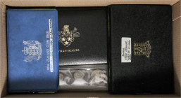 Lot
Diverse. Karton mit 4 Stück Jahressätzen, Phillipinen, Cayman Island, New zealand, British Virgin Island und 2 Münzen Saint Thoma.. stgl - PP