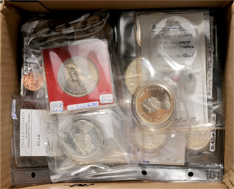 Lot
Diverse. Karton mit 35 Stück Münzen ( inkl. Diverse Jahressätze, Tuvalu, Eng...