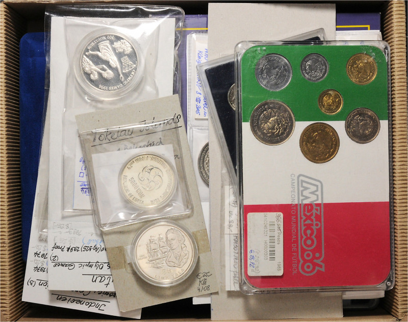 Lot
Diverse. Karton mit 11 diversen Jahressätzen und 5 Einzelmünzen ( z.B. Thail...