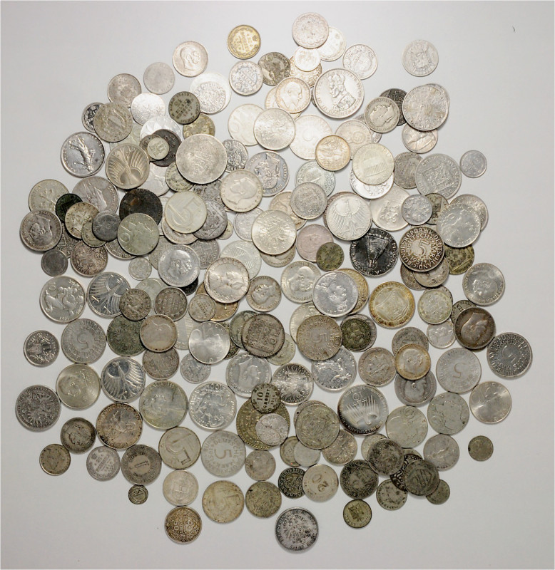 Restsammlung von
Europa. ca. 150 Stück Silber Münzen diverse Nominale. ss - stgl...