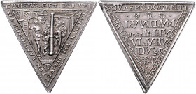 Rudolph II. 1576 - 1612
Dreieckige 1/2 Talerklippe, 1598. auf die Belagerung und Rückeroberung der Festung Raab. 6,89 g. Sechs Zeilen Schrift, darüber...