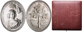 Leopold I. 1657 - 1705
Hochovale Silbermedaille, 1687. auf die Krönung von Josef I. zum König von Ungarn. Stempel von F. Kleinert. Geharnischtes Brust...