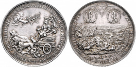 Leopold I. 1657 - 1705
Silbermedaille, 1687. auf den Sieg bei Mohacs über die Türken. Darstellung der Reiterschlacht, oben zu den Seiten Medaillons mi...