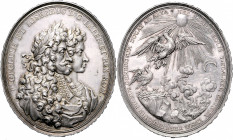 Leopold I. 1657 - 1705
Hochovale Silbermedaille, 1690. sogen. Gnadenmedaille von P. H. Müller, gefertigt im Auftrag von F. Kleinert, auf die Krönung s...