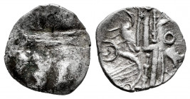 Britannia. Durotriges. Quarter Stater. 58 BC - 43 AD. (ABC-2208). (Bmc-2734/47). Anv.: Wolf design; pellet rosette to left. Rev.: Zigzag thunderbolt a...