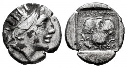Caria. Rhodes. Drachm. 88-84 BC. (Jenkins-Grupo E). (Hgc-6, 1461). Anv.: Radiate head of Helios right. Rev.: Rose with bud to right; ΛΥΣΙΜΑΧΟΣ above, ...