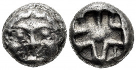 Mysia. Parion. Drachm. 550-520 BC. (Sng Cop-256). (Rosen-525). (Asyut-612). Anv.: Facing head of gorgoneion with open mouth and protruding tongue. Rev...