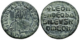 Leo VI. Follis. 886-912 AD. Constantinople. (Sear-1729). Anv.: + LEON bASILEVS ROM. Crowned facing bust. Rev.: + LEOn/En ΘΕΟ bA/SILEVS R/OMEOn. Legend...