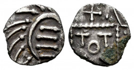 Anglo-Saxon, Continental. Sceatta. 695-740 d.C. Serie E. (Abramson-6º Serie 88, var 88). Anv.: Degenerate head. Rev.: Standard . Ag. 0,75 g. Choice VF...
