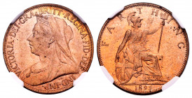 Great Britain. Victoria Queen. 1 farthing. 1895. (Km-788.1). (S-3963). Ae. Slabbed by NGC as MS 64 RD. NGC-MS. Est...35,00. 

Spanish Description: G...