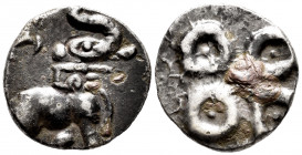 India. Satakarni I (Satakamnisa). Karshapana. siglo I a.C. (MACW-4941ff). Anv.: SRI SATAKANISA ('Lord Satakarni' in Brahmi) Elephant with raised trunk...