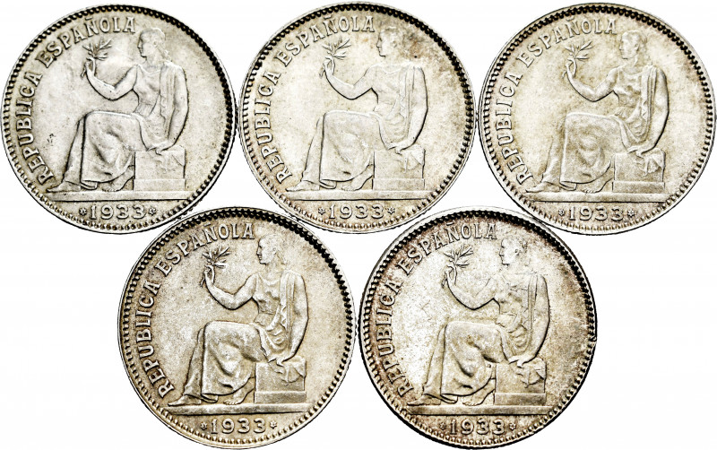 Lot of 5 coins of the Second Republic. 1 Peseta 1933 * 3-4. Some with traces of ...