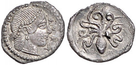 ITALIEN, SIZILIEN / Stadt Syrakus, AE Litra (474-450 v.Chr.). Arethusakopf r., SVRA. Rs.Tintenfisch. 0,57g.
vz
Sear 929; BMC 2.151.49