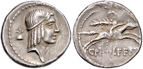 RÖMISCHE REPUBLIK, C. Piso L.f. Frugi, 67 v.Chr., AR Denar. Kopf des Apollo mit Stirnband r., dahinter Dioskurenkappe. Rs.Reiter galoppiert r. mit Zwe...
