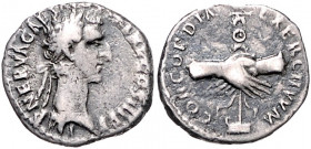 RÖMISCHES REICH, Nerva, 96-98, AR Denar. Belorb. Kopf r. Rs.Handschlag mit Feldzeichen. 3,15g.
ss
