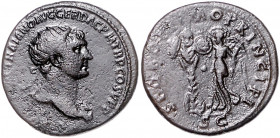 RÖMISCHES REICH, Trajan, 98-117, AE Dupondius COS V =103-111, Rom. Drap. Büste mit Strahlenkrone r. Rs.Victoria stehend l., errichtet Tropaeum, SPQR O...