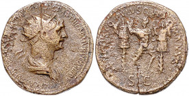 RÖMISCHES REICH, Trajan, 98-117, AE Dupondius, Rom. Büste mit Strahlenkrone und Paludamentum r. Rs.Kaiser zwischen 2 Trophäen. 12,86g.
Sr., f.ss
RIC...