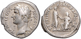RÖMISCHES REICH, Hadrian, 117-138, AR Denar, Rom. Belorb. Büste l. Rs.Hispania kniet l. vor dem Kaiser. RESTITVTORI HISPANIAE. 3,06g.
selten, ss
RIC...