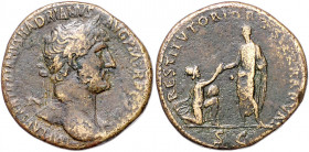 RÖMISCHES REICH, Hadrian, 117-138, AE Sesterz, Rom. Belorb. Büste r. Rs.RESTITVTOR ORBIS TERRARVM. Kaiser steht l., erhebt kniende Frau, darunter SC. ...
