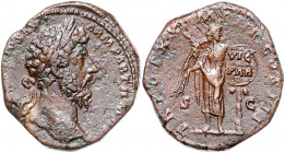 RÖMISCHES REICH, Marcus Aurelius, 161-180, AE Sesterz TR POT XX =166/67, Rom. Belorb. Büste r. Rs.Victoria steht r. und setzt Schild auf Palme, SC. 22...