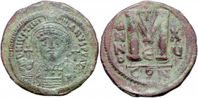 BYZANTINISCHES REICH, Justinian I., 527-565, AE Follis Jahr 15 =541/542, CON =Constantinopel. Behelmte Büste v.vorn. Rs.M, darunter Kreuz zwischen ANN...
