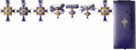 ORDEN UND EHRENZEICHEN, DRITTES REICH, Mutterkreuz in Gold, Silber und Bronze, jeweils am Band. DAZU:3 Miniaturen in Gold, Silber (L/14) und Bronze (L...