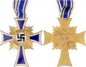ORDEN UND EHRENZEICHEN, DRITTES REICH, Ehrenkreuz der Deutschen Mutter, 1.Stufe, 2.Form, 16.Dezember 1938, in Gold. Am Band. 12,52g; 35x48mm.
ss-vz
...