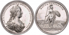 HAUS HABSBURG, Maria Theresia, 1740-1780, Silbermed. 1743 von A.R.Werner a.d. Fürsorge für das Heer. Büste r. Rs.Minerva vor Truppen stehend, MATER CA...