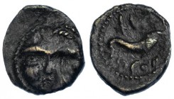 GADIR, Cádiz. Cuarto (segunda mitad del S. II a.C.). A/ Cabeza de Helios de frente. R/ Delfín a izq., encima, inscripción fenicia: MP'L y debajo: 'GDR...