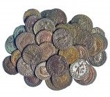 30 follis de Constantino I, módulo medio (Ø 20-25 mm) y 14 módulo reducido (Ø 18-20 mm). Todos de Lugdunum. Total 44 monedas. Muchas diferentes. De MB...