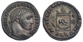 MAXIMINO II. Follis. Alejandría (312-13). En honor de Galerio Maximiano. Palma y N-*B, ALE en el exergo. A/ DIVO MAXIMIANO MAXIMIANVS AVG. FIL. R/ AET...