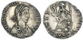 VALENTINIANO II. Silicua. Lugdunum (375-392). R/ Roma sentada a izq., sosteniendo una Victoria sobre globo y lanza; VRBS ROMA, LVG. PS. en el exergo. ...