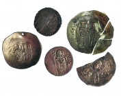 5 monedas de plata de miliaresion, asprón trachy (2) y asper (2). Basilio II (falta trozo), Teodoro I (roturas), Manuel I (2, una con agujero) y Juan ...