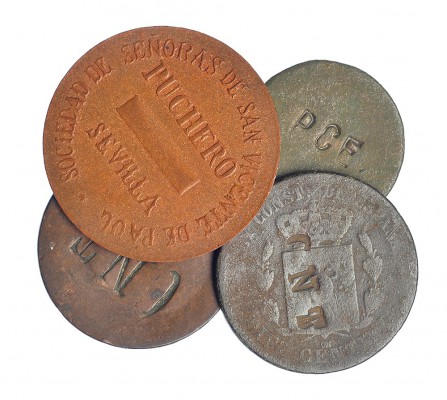 3 cobres: 5 y 10 céntimos con punzones CNT (2) y PCE, junto con una ficha: Socie...