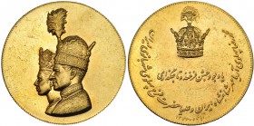 IRÁN. Medalla coronación de Mohammad Reza Pahlevi. SH 1346 (1967). A/ Busto superpuestos del Shah y le emperatriz Farah Diba. au 35,07 G. ebc+.