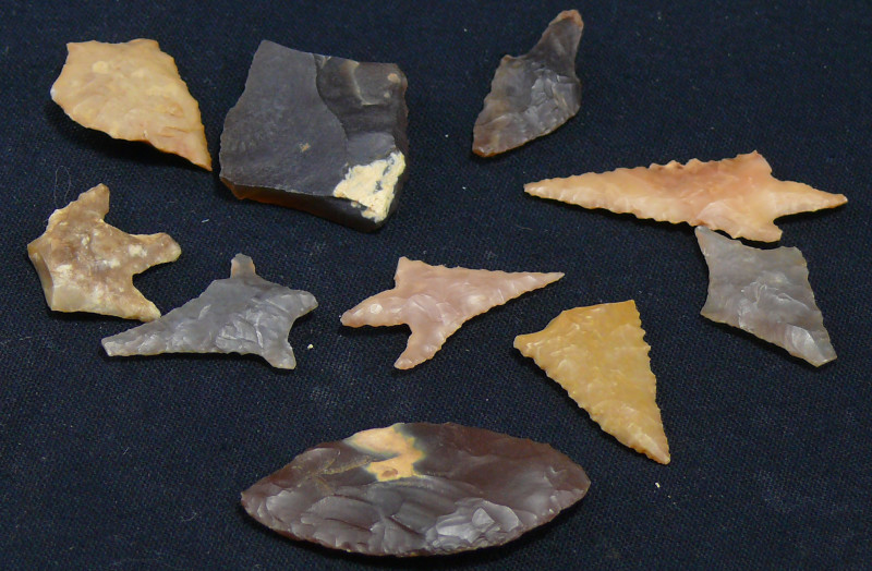 Néolithique - Lot de 10 pointes de flèche en silex
Lot de 10 pointes de flèche ...