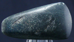 Néolithique - Pérou - Hâche polie en pierre - 300 av. J.-C. / 400 ap. J.-C.
Petite hâche polie en pierre noire. 58 * 29 mm.