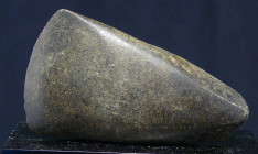 Néolithique - Népal - Hâche polie en pierre - 9000 / 4000 av. J.-C.
Jolie hâche polie en pierre de couleur sombre. 82 * 48 mm.