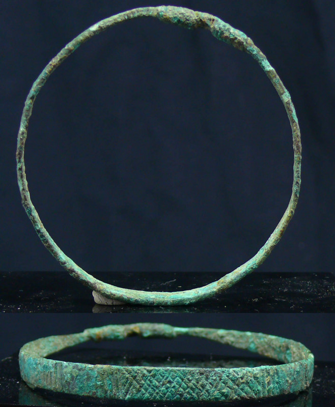 Age du bronze - Bracelet - 2000 - 1500 av. J.-C.
Beau bracelet en bronze fineme...