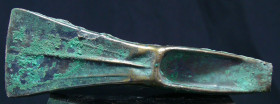 Age du bronze - Hâche à talon - 3000 / 1000 av. J.-C.
Belle hâche à talon avec de fortes remontées de cuivre. Pas de manque, beau tranchant. 150 * 50...