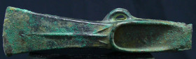 Age du bronze - Hâche à talon - 3000 / 1000 av. J.-C.
Belle hâche à talon avec anneau de fixation. Belle patine vert olive. 160 * 40 mm.