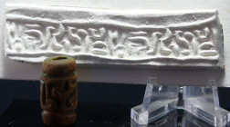 Egypte - Sceau cylindre en faïence - 3000 / 2000 av. J.-C.
Beau sceau cylindre en faïence dont l'empreinte représente une frise stylisée, comporte de...