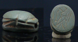 Egypte - Basse époque - Scarabée en pierre (faucon) - 664 - 332 av. J.-C. (26ème-30ème dynastie)
Joli scarabée en pierre de couleur vert foncé dont l...