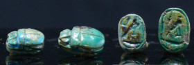 Egypte - Basse époque - Lot de 2 scarabées en fritte - 664 - 332 av. J.-C. (26ème-30ème dynastie)
Lot de 2 jolis scarabées en fritte émaillée bleu, v...